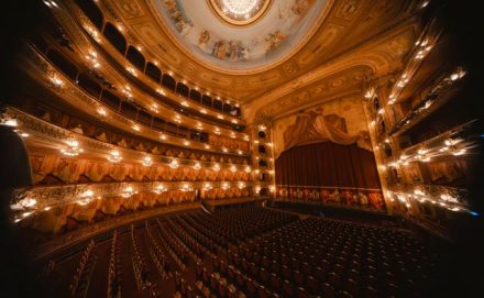 Fazer teatro pode não ajudar para falar em público.